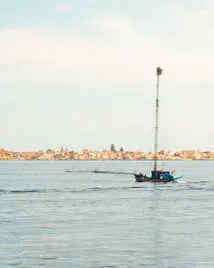 La barca nello Stretto di Messina